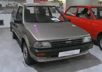 Toyota Starlet der zweiten Generation (Baureihe EP70), produziert von 1985 bis 1990. Die Baureihe EP70 ersetzte die seit 1978 gebaute erste Serie. Es erschien eine völlig verwandelte Starlet-Generation. Glatte Blech- und Fensterflächen, sowie die Umstellung auf Frontantrieb mit einer völlig neuen Motorengeneration machten die Baureihe EP70 zu einem modernen Automobil. Der Wagen war mit drei Motorisierungen lieferbar: 993 cm³ Hubraum/54 PS, 1295 cm³ Hubraum mit 74PS oder 78 PS und einem Vierzylinderdieselmotor mit einem Hubraum von 1453 cm³ und 54 PS. Der gezeigte Starlet in der Ausstattungsvariante DX wurde 1986 erstmalig zugelassen. Toyota Collection Köln am 07.06.2025.