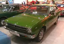 Toyota Corolla Coupé der Baureihe KE35 aus dem Jahr 1978. Der  Corolla im Europalook“, titelten die Fachblätter als sich das weltweit erfolgreichste Kompaktklassemodell im Jahr 1975 mit einer geglätteten und größeren Karosserie vorstellt. In dritter Generation erreicht der Toyota Corolla die Vier-Meter-Längenmarke, vor allem aber gibt es ihn global in einer Vielfalt von acht Karosserievarianten. Vier davon werden in Deutschland angeboten, darunter das hier präsentierte extravagante Corolla 1200 Hardtop-Coupé mit kompletter Ausstattung zum kleinen Preis. Mit dieser Corolla-Generation beginnt die sportliche Karriere der Baureihe. Die Siege des Duisburgers Achim Warmbold (*1941) und Harald Demuth machen das Modell in Deutschland zum erfolgreichsten Rallye-Auto der Saison 1977. Serienmäßig hat der Vierzylinderreihenmotor einen Hubraum von 1166 cm³ und leistet 55 PS. Toyota Collection Köln am 07.06.2025.