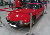 Der zweite Toyota 2000 GT der Baureihe MF10L in der Kölner Toyota Collection, produziert in den Jahren von 1967 bis 1970 in 351 Exemplaren. Montiert wurden die 2000 GT-Modelle übrigens beim Motorradhersteller Yamaha. Das elegante, zweisitzige, Sportcoupe wurde im November 1965 erstmals vorgestellt, aber erst ab 1967 produziert. Mit seiner stark vom italienischen Autodesign beeinflussten Karosserie, seinen aggressiven Linien und dem aufwendigen Motor, kann der 2000 GT als Ausnahme unter den barocken japanischen Einheitsmodellen der 1960er Jahre gelten. Der Sechszylinderreihenmotor hat einen Hubraum von 1988 cm³ und leistet zwischen 148 PS und 150 PS. Die Höchstgeschwindigkeit liegt bei 230 km/h. Der gezeigte 2000 GT stammt übrigens aus dem ersten Modelljahr 1967. Meines Wissens war das Modell nur in den Farben rot und weiß lieferbar. Toyota Collection Köln am 07.06.2025.