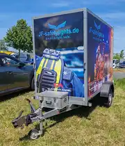 =Anhänger der Firma JF-safetylights, abgestellt auf dem Parkplatz der 2025er Rettmobil in Fulda