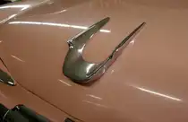 Dodge, US-amerikanischer Oldtimer-PKW aus den 1950er Jahren, die Kühlerfigur, April 2024