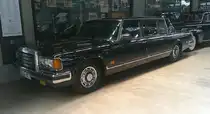 Der ZIL 115 Typ 4104 war die technisch und optisch optimierte Variante des ZIL 114 und wurde im November 1978. Die Produktion begann aber erst im Jahr 1985 unter der Bezeichnung 41041 für die gezeigte siebensitzige Limousine und 41047 für das fünfsitzige Modell. Die Karosserie war kantiger als je zuvor und die rechteckigen Frontscheinwerfer und der imposante Kühlergrill erinnerten stark an einen Rolls Royce. Der V8-Motor hat einen Hubraum von 7695 cm³ und leistet 311 PS. Classic Remise Düsseldorf am 09.06.2025.