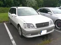Toyota Crown Estate der Baureihe 170 in der Ausstattungsvariante  Athlete . Meines Wissens wurde dieses Modell zwischen 2009 und 2013 ausschließlich für den heimischen, also japanischen, Markt produziert. Das Modell war mit einem 2.5 Liter Turbomotor oder einem 4.0 Liter V8-Motor mit einer Leistung von 381 PS lieferbar. Besucherparkplatz der Toyota Collection Köln am 07.06.2025.