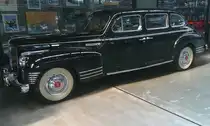 Profilansicht eines ZIS 110. Im September 1944 verhandelte die russische Regierung mit den Amerikanern über den Ankauf der Produktionslinie des Packard Super Eight, dessen Produktion wie die aller übrigen PKW 1942 eingestellt worden war. Die genauen Verhandlungsbedingungen sind bis heute recht undurchsichtig, doch scheint es das der damalige US-Präsident Franklin Delano Roosevelt eine wichtige Rolle bei dem Deal gespielt hat. Jedenfalls konnte ZIS ab Sommer 1945 ein neues Modell produzieren, das dem Packard fast bis aufs Haar glich. Eigentlich zeigten nur die kyrillischen Buchstaben an Stelle des Packard-Logos und die Sterne auf der Kühlerhaube und den Radkappen, dass es sich um einen ZIS 110 handelt. Der Achtzylinderreihenmotor hat einen Hubraum von 6005 cm³ und leistet rund 140 PS. Classic Remise Düsseldorf am 09.06.2025.