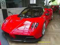 Pagani Huayra Coupe. Seit dem Jahr 2012 wird dieser Supersportwagen im italienischen Modena in purer Handarbeit gefertigt. Die Motoren stammen von AMG und werden extra für Pagani aufgebaut. Der als Mittelmotor verbaute V12-Motor hat einen Hubraum von 5980 cm³ und leistet in der schwächsten Version 730 PS. Classic Remise Düsseldorf am 09.06.2025.