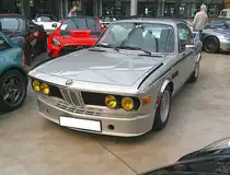 BMW E9 3.0 CSL. gebaut in den Jahren 1971 und 1972. 1971 entstanden die ersten 3.0 CSL-Coupes in Zusammenarbeit mit der Tuningfirma Alpina/Buchloe im Allgäu. Es waren Homologationsmodelle für den Tourenwagensport. Als Basis diente der E9 3.0 CS. Der CSL (C oupe S port L eichtbau) erhielt keine motortechnische Leistungssteigerung, sondern wurde durch Gewichtsersparnis auf ein Leergewicht von 1165 kg  abgespeckt . Der abgelichtete Wagen ist im Farbton polarissilbermetallic lackiert. Classic Remise Düsseldorf am 09.06.2025.