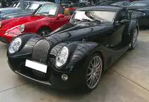 Morgan Aeromax (Produktionsnummer 58) aus dem Jahr 2010. Beim  Aeromax  handelt es sich um ein limitiertes Sondermodell mit einer Auflage von lediglich 100 Fahrzeugen. Der im Farbton onyx black aus dem Hause Aston Martin lackierte Sportwagen wurde ursprünglich in Belgien erstmalig zugelassen. Der V8-Motor aus dem Hause BMW hat einen Hubraum von 4398 cm³ und leistet 367 PS. Classic Remise Düsseldorf am 09.06.2025.