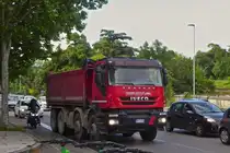 Iveco Trakker Kipper mht sich durch den Verkehr in Verona. 05.2025