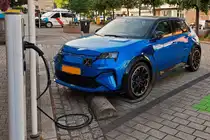 Alpine A290e steht an einer Ladesule. 05.2025