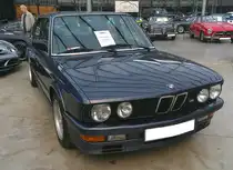 BMW E28 535i M. Die Baureihe E28, also die zweite Baureihe des BMW 5´er, stand ab 1981 bei den Händlern. Ab Sommer 1984 war das gezeigte Spitzenmodell 535i in der M-Version lieferbar. Für den US-Markt gab es das Modell schon ein Jahr früher. Insgesamt setzten die Münchener von diesem Modell bis zum Produktionsende im Dezember 1987 9483 Fahrzeuge dieses sportlichen 5´ers ab. Der Sechszylinderreihenmotor hat einen Hubraum von 3430 cm³ und leistet 218 PS. Die Höchstgeschwindigkeit gab das Werk mit 230 km/h an. Classic Remise Düsseldorf am 09.06.2025.