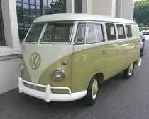 VW T1 Bus aus dem Jahr 1960 in der Farbkombination lindgrün/weiß. Für einen solchen Achtsitzer-Bus war im Jahr 1960 ein Kaufpreis von mindestens DM 6975,00 fällig. Der im Heck verbaute, luftgekühlte, Vierzylinderboxermotor hat in diesem Modelljahr einen Hubraum von 1192 cm³ und leistet 30 PS. Der gezeigte  Bulli  ist optional mit Exportstoßstangen und ausstellbaren, vorderen, Tropenfenstern ausgerüstet. Besucherparkplatz der Classic Remise Düsseldorf am 09.06.2025.
