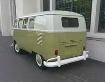 Heckansicht eines VW T1 Bus aus dem Jahr 1960 in der Farbkombination lindgrün/weiß. Besucherparkplatz der Classic Remise Düsseldorf am 09.06.2025.