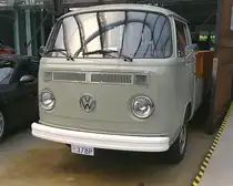 VW T2b Pritschenwagen. Nach den Werksferien 1972 lief im VW-Werk Hannover der modifizierte T2b vom Band. Das hier gezeigte Exemplar ist ein Pritschenwagen, der bis zu seinem Verkauf, seinen Dienst im Fürstentum Monaco verrichtete. In Deutschland kostete eine solche T2b  Pritsche  bei seiner Markteinführung mindestens DM 9345,00. Sollte die Ladefläche mit einer Plane geschützt werden, kamen noch einmal DM 420,00 zusätzlich auf die Rechnung. Bei der Motorisierung hatte der Kunde/in zwei Optionen. Es waren folgende, gebläsegekühlte, Vierzylinderboxermotoren lieferbar: 1584 cm³ mit 50 PS oder 1679 cm³ mit 62 PS oder 66 PS. Classic Remise Düsseldorf am 09.06.2025. 