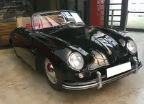 Porsche 356 Continental Cabriolet aus dem Jahr 1955. Die ersten serienmäßig hergestellten 356 Cabriolets von Porsche erschienen 1950. Anfänglich wurden die Cabriolets im Karosseriewerk Reutter/Stuttgart montiert. Von diesem Continental-Cabriolet wurden insgesamt nur 228 Fahrzeuge produziert. Der Wagen ist nach der Restauration im damaligen Originalfarbton R501 schwarz lackiert worden. Der im Heck verbaute, gebläsegekühlte, Vierzylinderboxermotor hat einen Hubraum von 1488 cm³ und leistet 54 PS. Gemäß des Verkaufsexposés wurden mehr als € 500.000,00 in die Restaurierung dieses Schmuckstückes investiert. Classic Remise Düsseldorf am 09.06.2025.