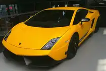 Lamborghini Gallardo 5.2 LP570-4 Superleggera. Der  Gallardo  wurde im Jahr 2003 vorgestellt und war anfänglich nur als Coupe lieferbar. Zwei Jahre später wurde die Modellpalette um einen Roadster namens Spyder erweitert. Der gezeigte 570-4 kam als etwas leistungsgesteigerte Version im März 2010 auf den Markt. Für Vortrieb sorgt ein, als Mittelmotor verbauter, V10-Motor mit Allradantrieb und einem Hubraum von 5204 cm³ und einer Leistung von 570 PS. Der gezeigte Gallardo wurde 2013 ausgeliefert. Classic Remise Düsseldorf am 09.06.2025.