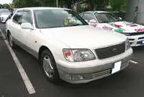 Toyota Celsior. Im Grunde ist der Toyota Celsior ein Lexus LS der Baureihe UCF 40 bis 46 der Modelljahre 2000 bis 2006, der in seinem Heimatland Japan als Toyota Celsior angeboten wurde. Der V8-Motor hat einen Hubraum von 4608 cm³ und leistet, je nach Modelljahr, 381 PS oder 387 PS. Bei einer Geschwindigkeit von 250 km/h wurde der Motor abgeregelt. Besucherparkplatz der Toyota Collection Köln am 07.06.2025.