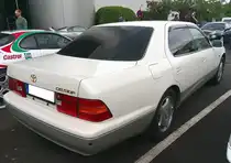 Heckansicht eines Toyota Celsior. Besucherparkplatz der Toyota Collection Köln am 07.06.2025.