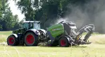 Fendt Allradschlepper mit Fendt Rundballenpresse Rotana 160V bei der Heuernte, Juni 2025