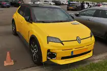 Renault 5 e-Tech, aufgenommen bei einem Event auf einem Parkplatz. 06.2025