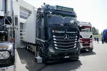 Ein MB Actros mit Kastenaufbau von Siegeist Oberentfelden am 13.6.25 in Huttwil.
