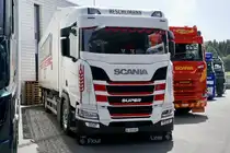 Ein Scania mit Kastenaufbau von Aeschlimann am 14.6.25 beim Trucker Land in Huttwil.