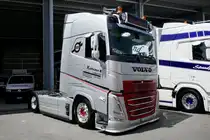 Eine Volvo Zugmaschine von Kathriner B Transport am 14.6.25 beim Trucker Land in Huttwil.