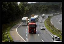 DAF XF105.460SC (?)  SpaceCab  von JUDEFEIND&OSTER Transport GmbH aus Lommatzsch ist in Richtung Ruhrgebiet unterwegs. Ein altgliches Bild. Ein MAN TGA 18.430  D20 CommonRail  ist auf der Beschleunigungsspur whrend im Hintergrund der MAN TGX  platz macht .