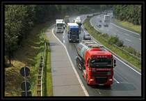 DAF XF105.460SC (?)  SpaceCab  von JUDEFEIND&OSTER Transport GmbH aus Lommatzsch ist in Richtung Ruhrgebiet unterwegs. Einsatzgebiet ist der Transport von Booten, Baumaschinen, Schrott, Landmaschinen und flssige Lebensmittel/Chemiekalien. Im Hintergrund ein Scania R500 und ein polnischer MAN TGA 18.430  D20 CommonRail . (24.07.2009)
