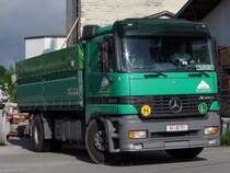 ACTROS1840 verlsst Rapsgefllt das Gelnde des Lagerhaus Ried i.I.; 090725