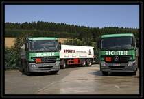 Der Fuhrpark von RICHTER MINERAL�LE besteht aus zwei ACTROS 1851 V8. Neben Heiz�l werden auch Diesel, Schmierstoffe und Gasflaschen vertrieben. Aufgenommen von der Stra�e aus... (24.07.2009)