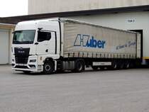 MAN TGX18.480 hat den Sattelauflieger zur Beladung an Tor2 herangeschoben, 250526