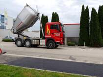 MAN TGS26.500 liefert frischen Asphalt zu einer Straßenbaustelle; 250528