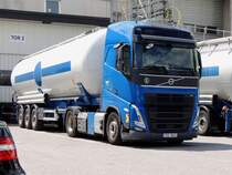 VOLVO FH-460 wartet mit Silosattelauflieger die Feiertagsruhe ab; 250529