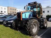 E-TRAKTOR TADUS, wartet am Parkplatz der HTL-Ried, auf die wissbegierigen Schüler; 250514