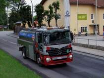 ACTROS hat soeben die weisse Flssigkeit bei der im Hintergrund noch erkenntlichen Molkerei in Ried i.I. abgeliefert; 090725