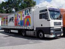 MAN_TGA18.430 steht mit Kunstvoll verzierter Plane auf einem Groparkplatz Nhe Ried i.I.; 090726