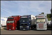 Beginnen wir die Rundreise durch die M�llenbachschleife: An erster Stelle steht ein VOLVO FH der neusten Generation der Spedition Lagocki an zweiter Stelle ein Lkw aus der  Heimat , MAN TGX 18.540XXL der STEINHOFF INTERNATIONALE TRANSPORTE aus Iserlohn und ein SCANIA TOPLINE \8/ R580 von G.HOLLSTEIN Spedition. (26.07.2009)