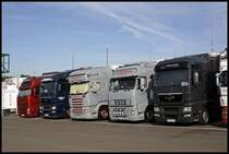 VOLVO FH der Spedition Lagocki, MAN TGX 18.540XXL der STEINHOFF INTERNATIONALE TRANSPORTE, SCANIA TOPLINE \8/ R580, VOLVO FH 580(?) von G. HOLLSTEIN Spedition und ein MAN TGX 18.440XXL von TIEMANN.eu Nutzfahrzeuge und Landtechnik. (26.07.2009)