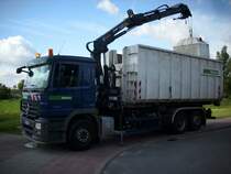 Mercedes-Entsorgungsfahrzeug am 24.Juli 2009 bei der Arbeit in Bergen/R�gen.