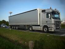 Dieser Silberne Mercedes-LKW traf ich am 26.Juli 2009 auf der B96 bei Bergen/R�gen.