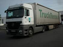 Mercedes-LKW am Morgen des 27.Juli 2009 beim Entladen vor einem Baumarkt in Bergen/Rgen. 
