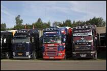 Dieser MAGIRUS (IVECO) STRALIS, der niederlndischen ROCOTRANS, ist ein seltnes Fahrzeug auf dem Nrburgring gewesen. Daneben ein SCANIA TOPLINE R500 \8/ von HEINLOTH aus Roth. Das Unternehmen wurde anfang der 1950er Jahre gegrndet und zuerst Baustoffe transportiert. Heute ist das Unternehmen in ganz Europa mit ca. 100 eigenen und 100 weiteren Lkw´s von Subunternehmen unterwegs.  Rechts im Bild ein SCANIA TOPLINE 164L \8/ 580PS(?) von Stelzl. (26.07.2009)