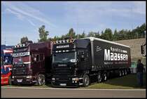 Man in Black: SCANIA TOPLINE R620 \8/ der Spedition Maassen aus Nettetal. Das im Jahr 2004 gegrndete Unternehmen hat sich auf den Transport von Papier und Mediengtern spezialisiert. Tglich geht es nach Sddeutschland, Schweiz und sterreich. (26.07.2009)