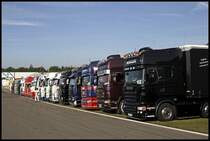 Gruppenbild mit 17 Lkw&acute;s: Gr��tenteils SCANIA und VOLVO. Die Pferdest�rken liegen  meistens  zwischen 480 und 660PS. (26.07.2009)
