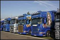 ACTROS MP2 1854, ACTROS MP2 1846 und Zwei SCANIA TOPLINE R500 \8/ von NELO-NEUSS. Sehr auffllig ist deren Bemalung...