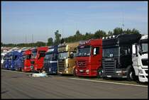 Gruppenbild (v.l.n.r.) ab dem Hauber: SCANIA HIGHLINE R500 \8/, MAN TGX 18.540XXL, VOLVO FH12 460PS von TCL, SCANIA TOPLINE 164L  \8/ 580, ACTROS MP3 1860 und ein schwarzer SCANIA TOPLINE R500 \8/. (26.07.2009)
