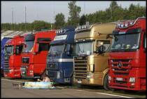 Badespa in der Mllenbachschleife;-) SCANIA HIGHLINE R500 \8/, MAN TGX 18.540XXL, VOLVO FH12 460PS(?), SCANIA TOPLINE 164L \8/ 580PS, ACTROS MP3 1860 V8. (26.07.2009)(Fahrer wurden einige mal fotografiert und hatten sichtlich spa dabei...)