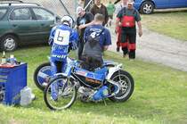 Vorbereitung f�r den n�chsten Lauf am Rande des Geschehens,
beim Lauf zur LMMV & OBC am 27.06.09 im Stralsunder Speedway-Stadion  Paul-Greifzu  des MC Nordstern