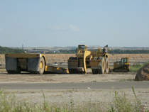 Etwas andere Dimensionen an Fahrzeugen sieht man im Braunkohlentagebau der MIBRAG, 16.07.09
Leider kann man den SKW nicht von vorn sehen, aber alleine der Vergleich mit der Raupe spricht Bnde.