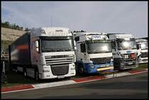 ROSWITHA BRUDERS: DAF XF105.510SCC  SuperSpaceCab  neben einem Actros 1836 von FeBa Markenfenster. (26.07.2009)
